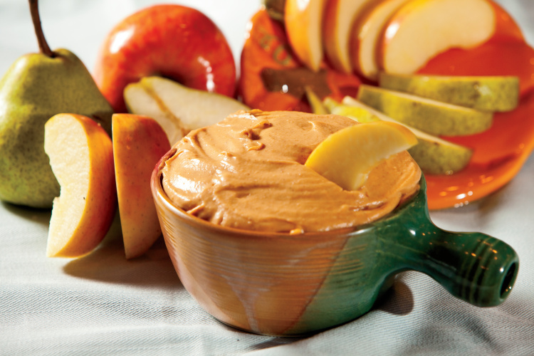 Pumpkin cheesescake dip with apples and pears 