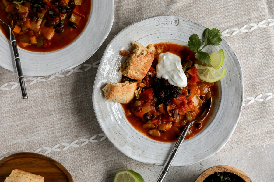 healthy fall recipes, Slow Cooker Turkey-Pumpkin Chili with Cranberry Relish